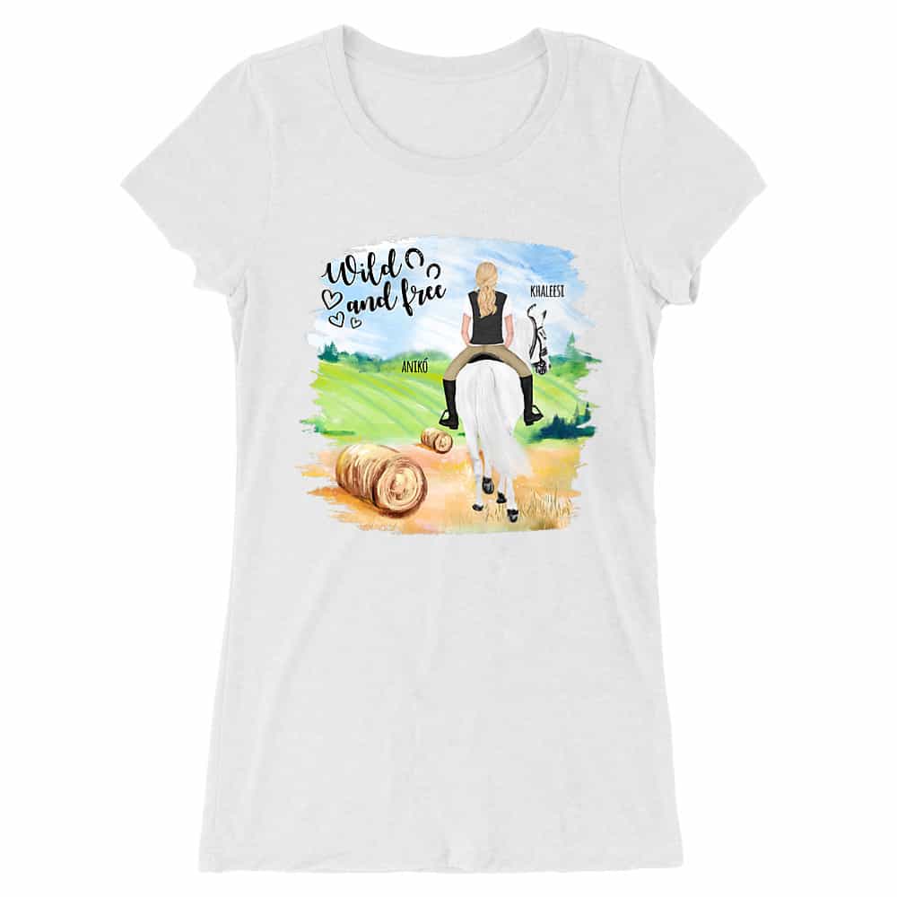 Lovas nő nyári mezőn - MyLife Női Hosszított Póló